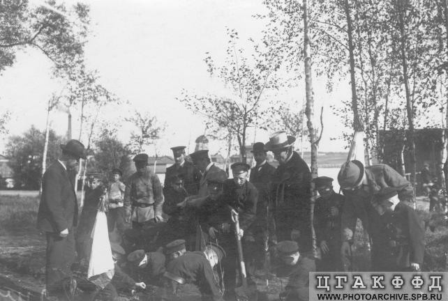 Гимназисты и педагоги сажают деревья в парке, в окрестностях Красного Села, 1907
