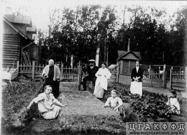 Актриса В.В. Стрельская с детьми и внуками на даче в Лигово, 1913